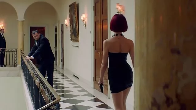 Hậu môn Cô, cô queen ...